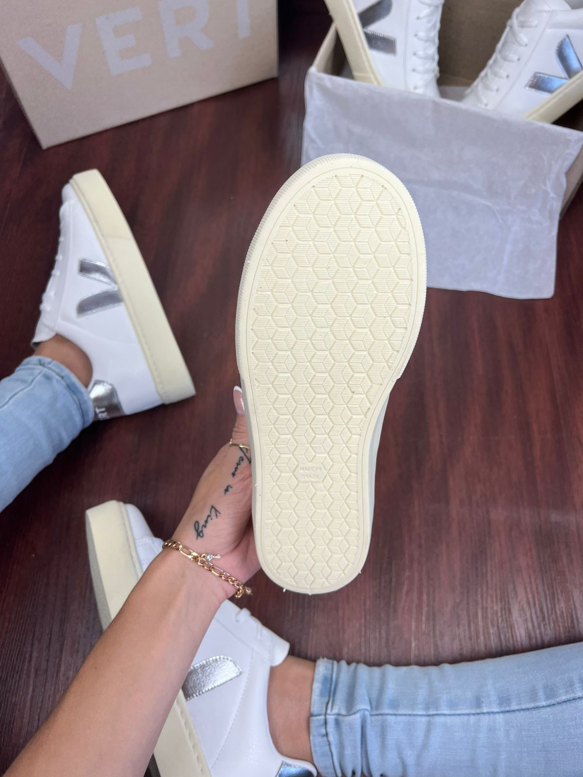 Tênis Vert Cadarço Branco Prata Feminino Premium