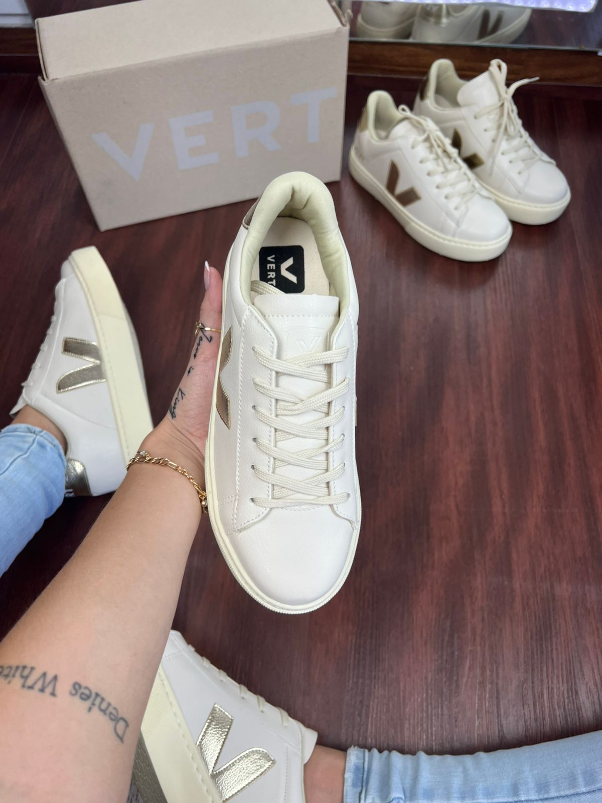 Tênis Vert Cadarço Off Ouro Feminino Premium