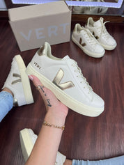Tênis Vert Cadarço Off Ouro Feminino Premium