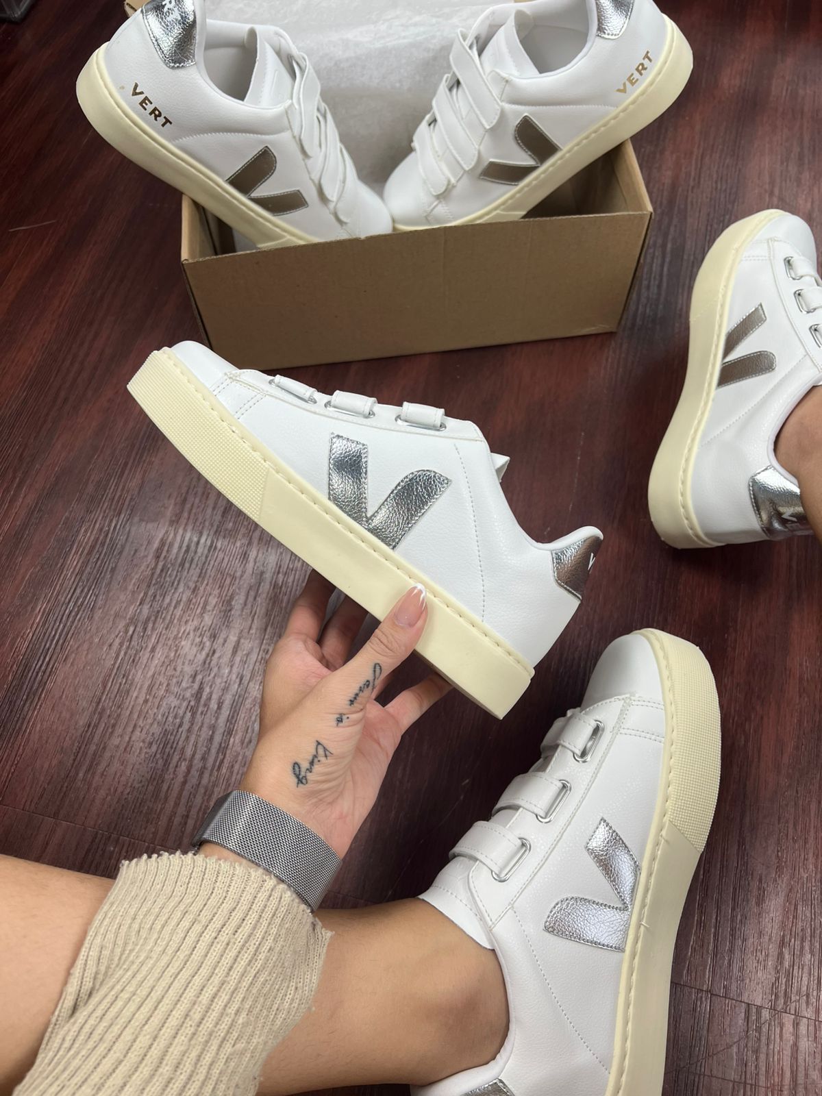 Tênis Vert Velcro Branco Prata Feminino Premium